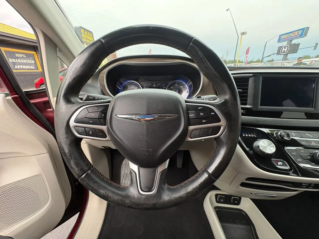 Chrysler Pacifica photo 14