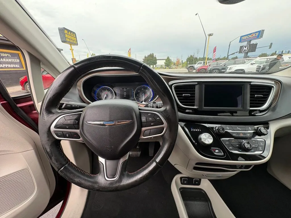 Chrysler Pacifica photo 13