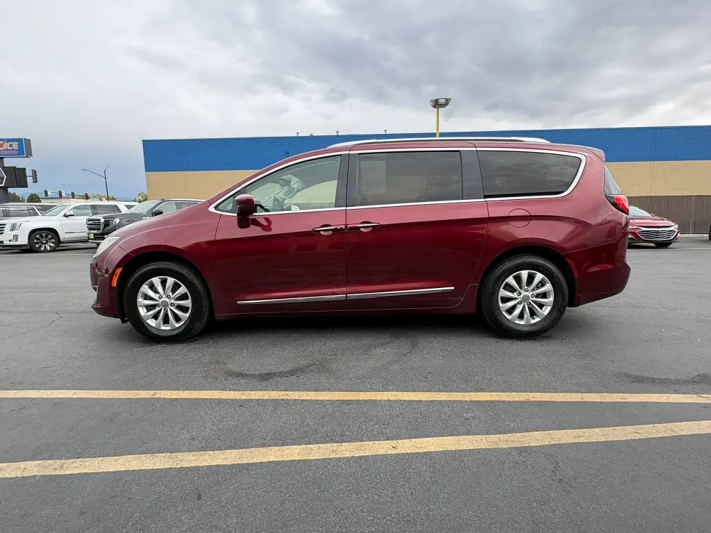 Chrysler Pacifica photo 4