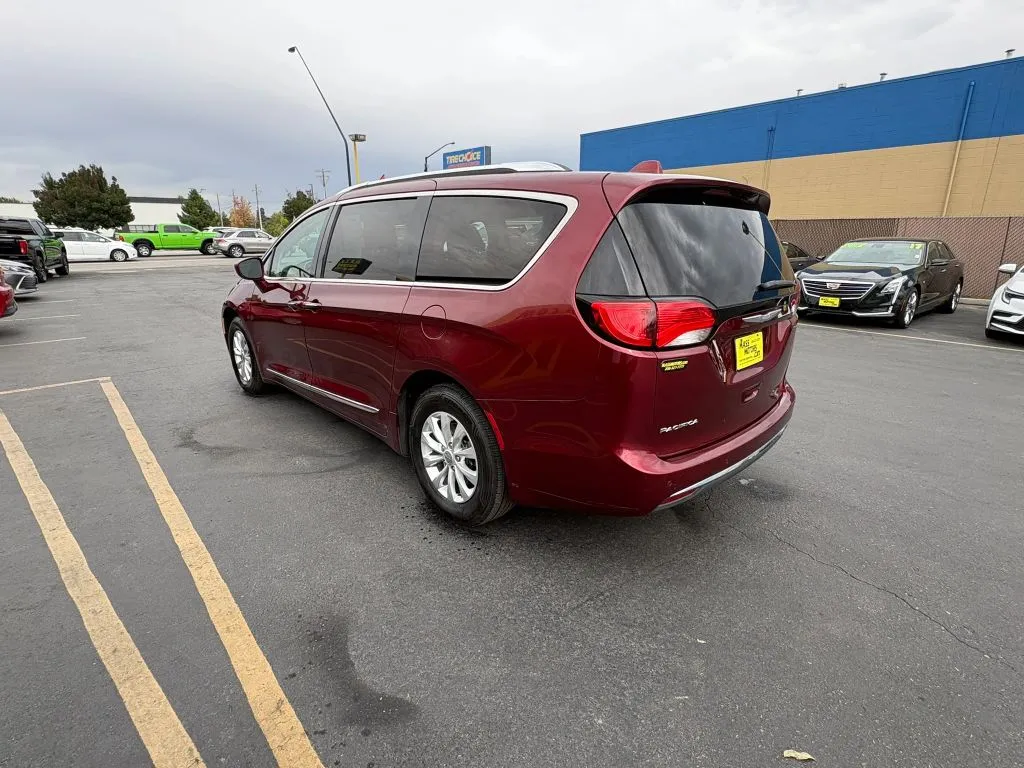 Chrysler Pacifica photo 5