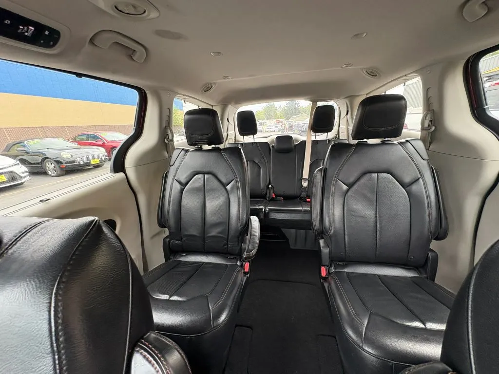 Chrysler Pacifica photo 19