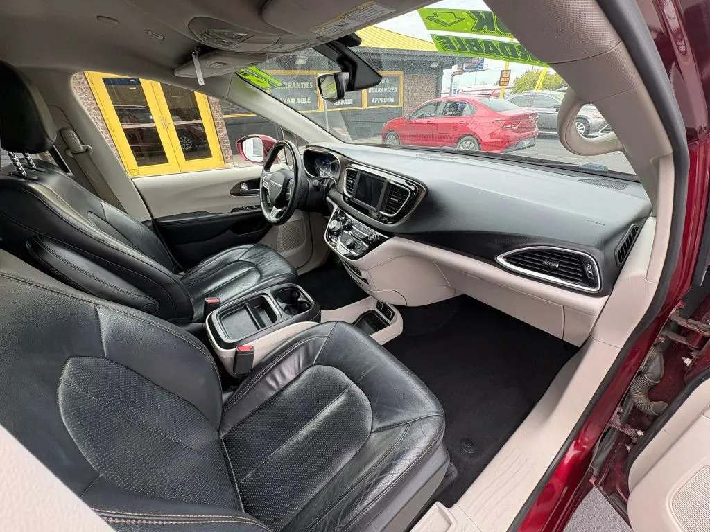 Chrysler Pacifica photo 11
