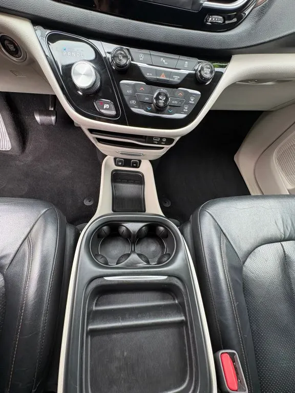 Chrysler Pacifica photo 17