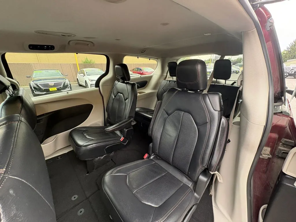 Chrysler Pacifica photo 10