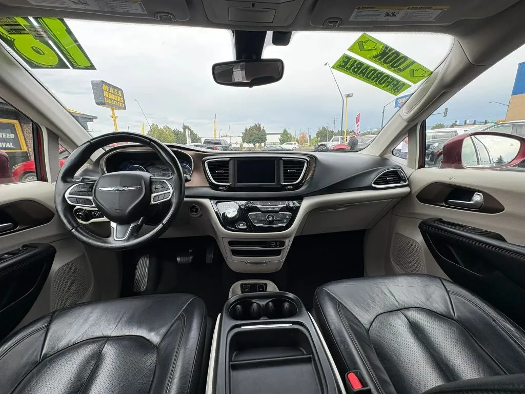 Chrysler Pacifica photo 18