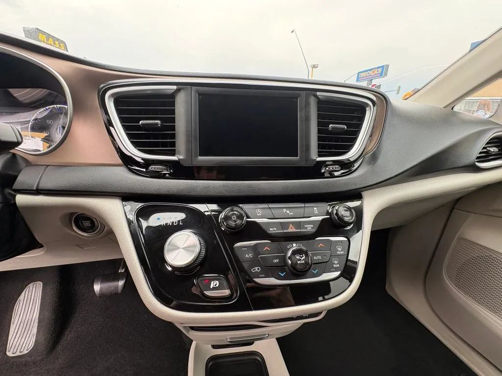 Chrysler Pacifica photo 16