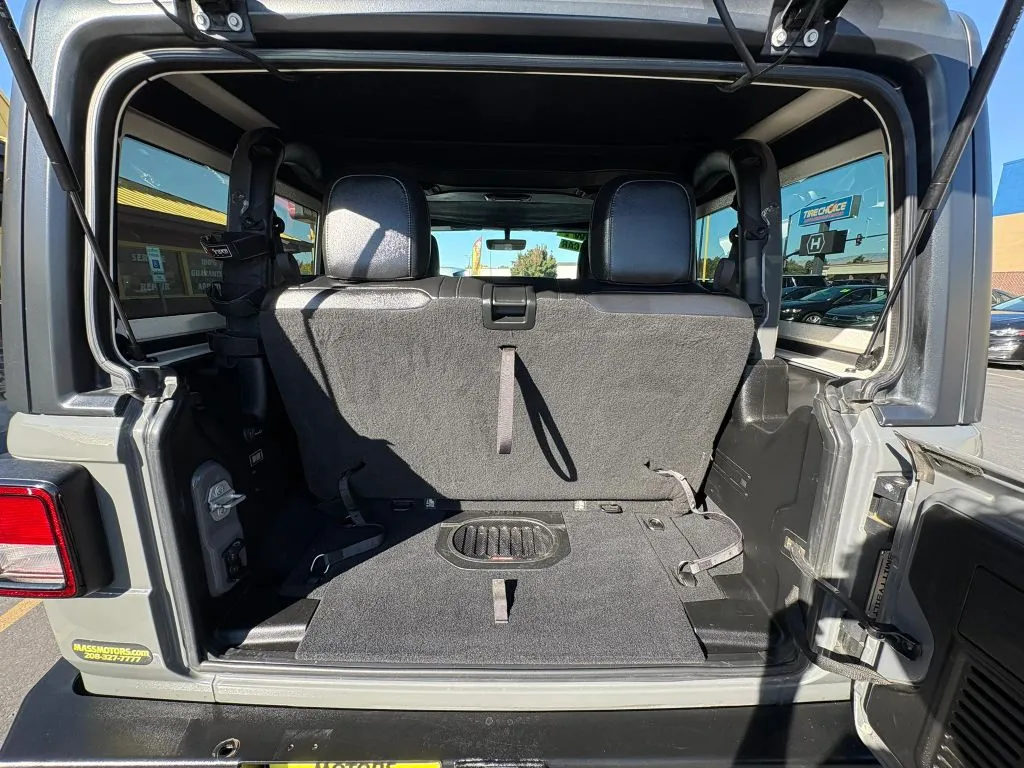 Jeep Wrangler photo 18