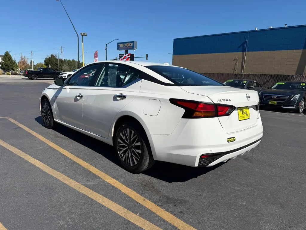 Nissan Altima photo 6