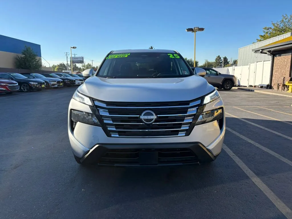 Nissan Rogue photo 2