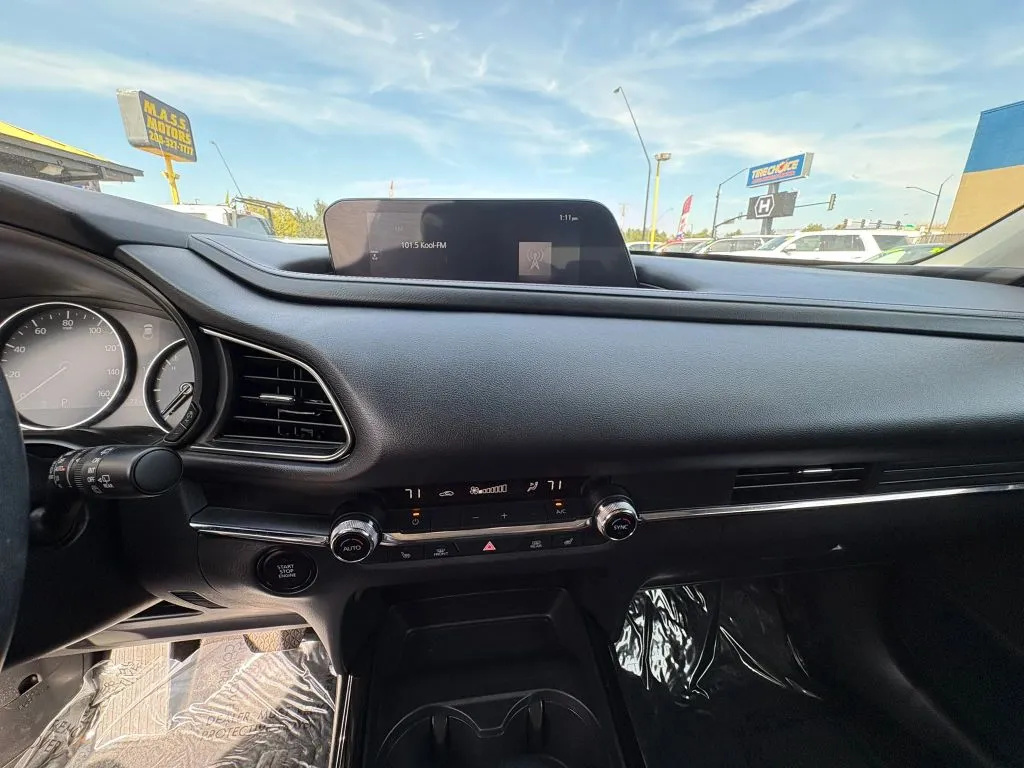 Mazda CX-30 photo 16