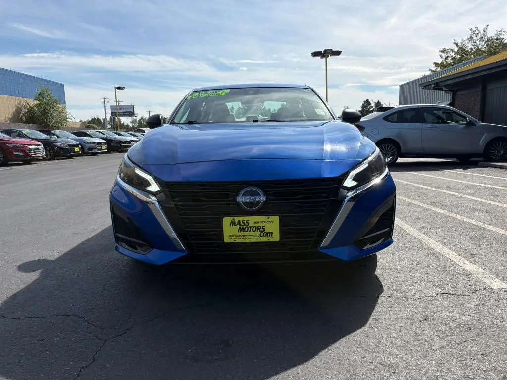 Nissan Altima photo 2
