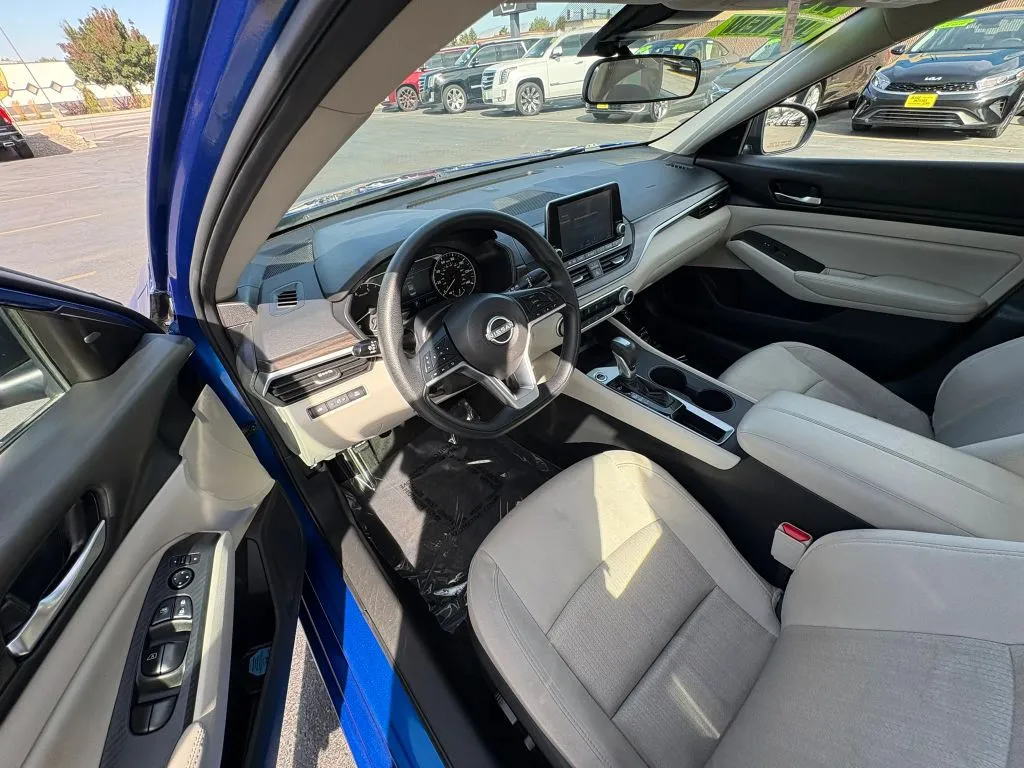 Nissan Altima photo 9