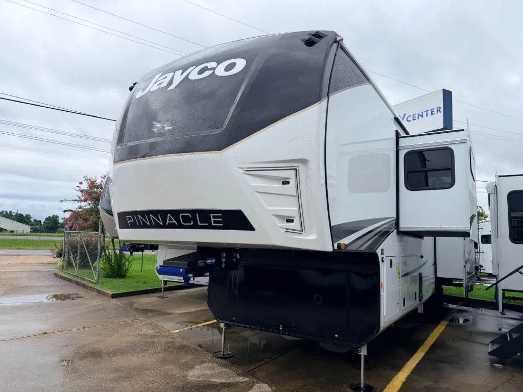 White 2027 Jayco PINNACLE 36FBTS for sale in Monroe, LA