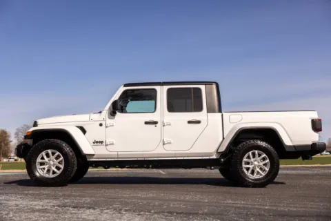 More photos of 2023 Jeep Gladiator Sport S at Huntsman Wholesale LLC, ID
