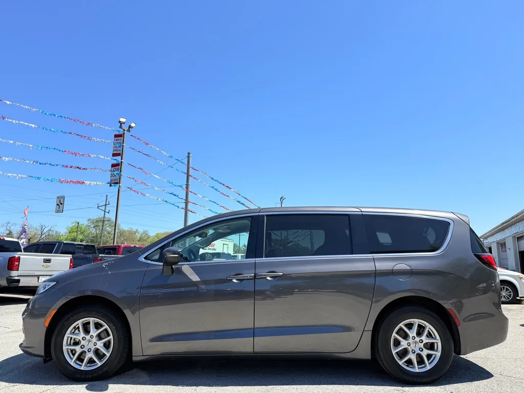 2023 Chrysler Pacifica Touring L - Photo 10