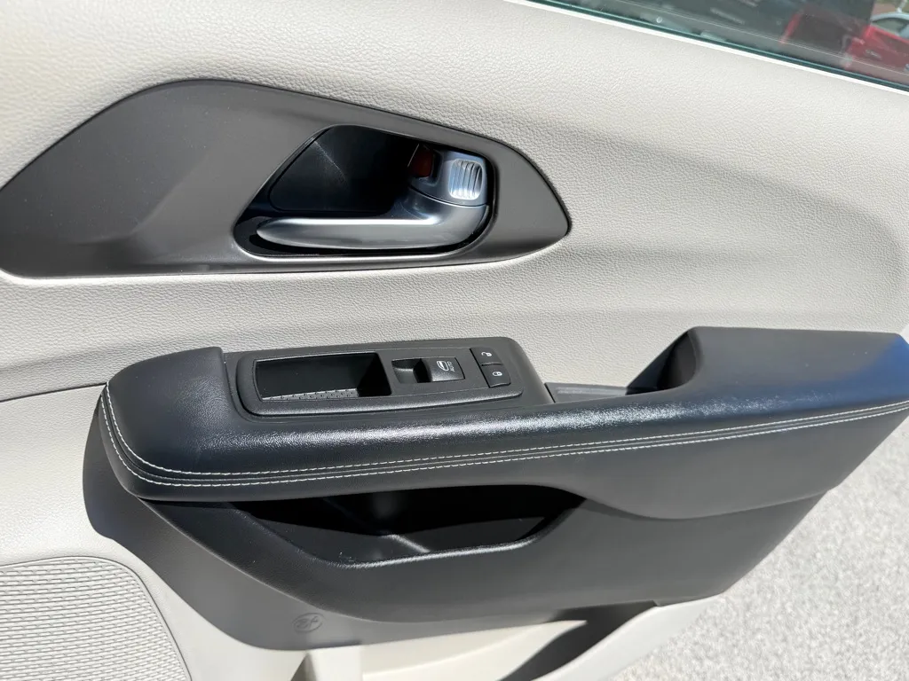 2023 Chrysler Pacifica Touring L - Photo 19