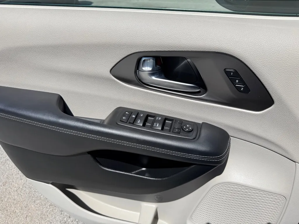2023 Chrysler Pacifica Touring L - Photo 14