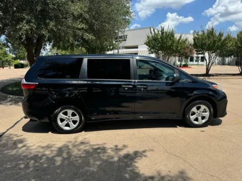 More photos of 2020 TOYOTA SIENNA L 7-PASSENGER at Callahan Motor Company, TX