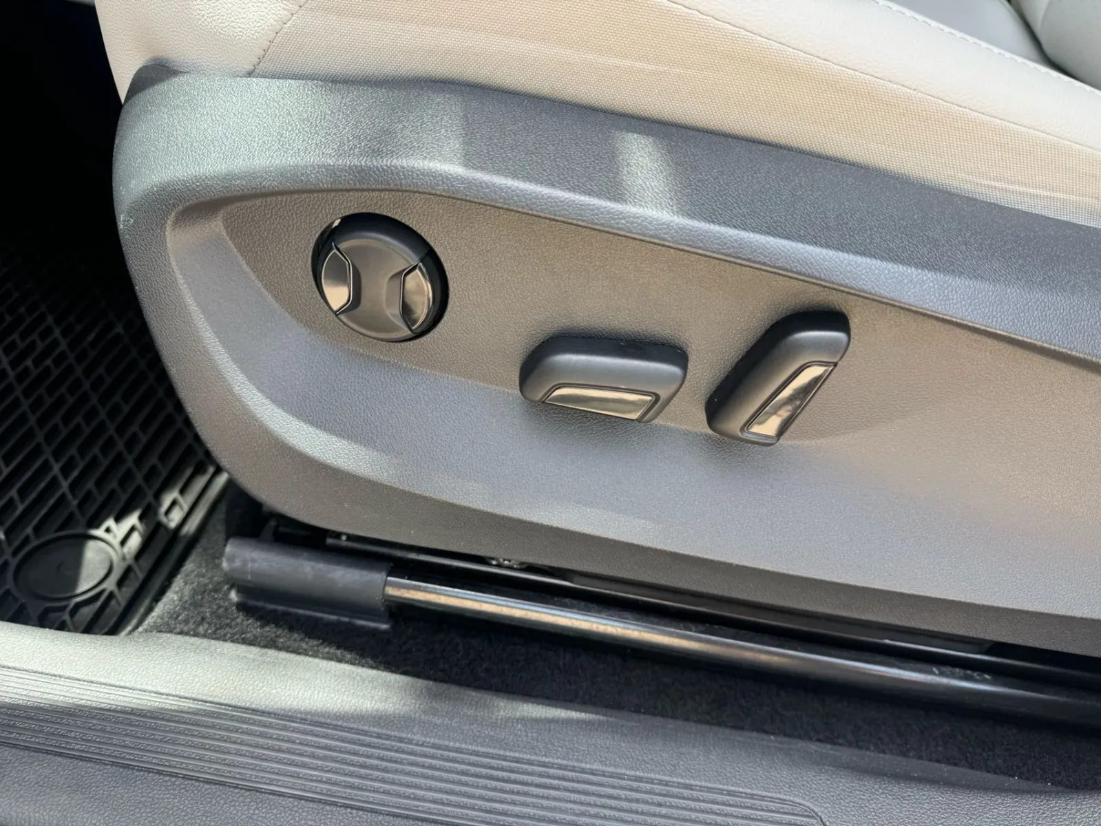 2022 Volkswagen Tiguan SE - Photo 16