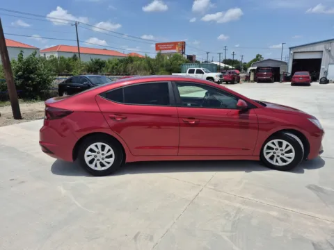 More photos of 2019 HYUNDAI ELANTRA SE at Callahan Motor Company, TX