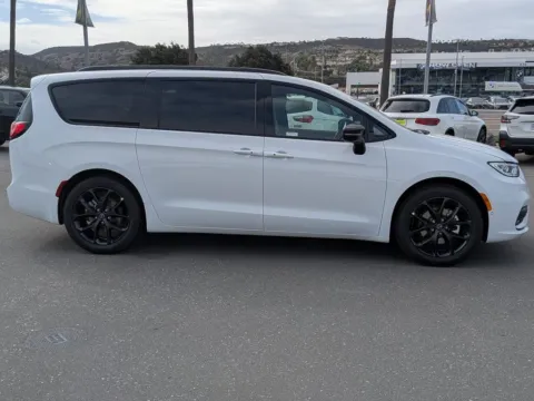 More photos of 2026 Chrysler Pacifica Limited at Mossy Chrysler Dodge Jeep Ram, CA