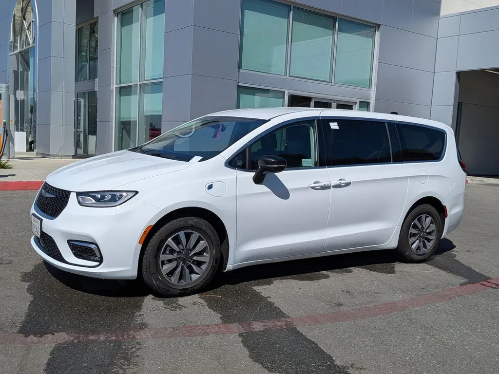 White 2024 Chrysler Pacifica Hybrid Select for sale in Chula Vista, CA