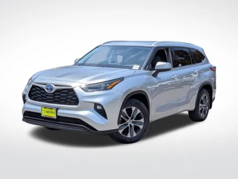 Silver 2022 Toyota Highlander Hybrid XLE for sale in Chula Vista, CA