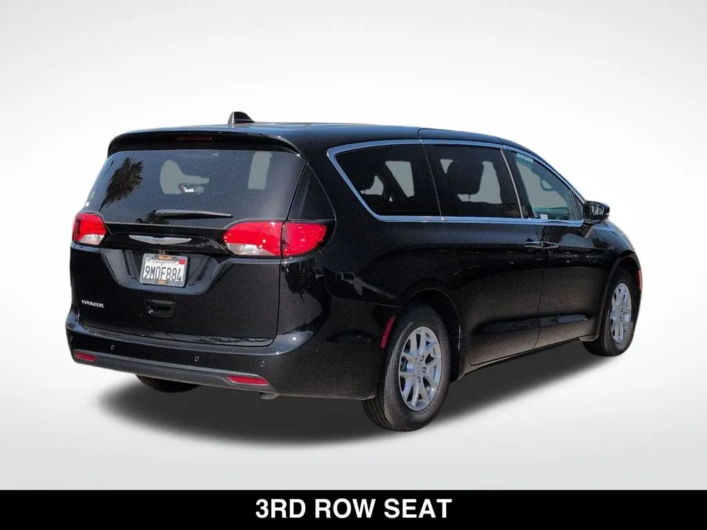 2026 Chrysler Voyager LX - Photo 8