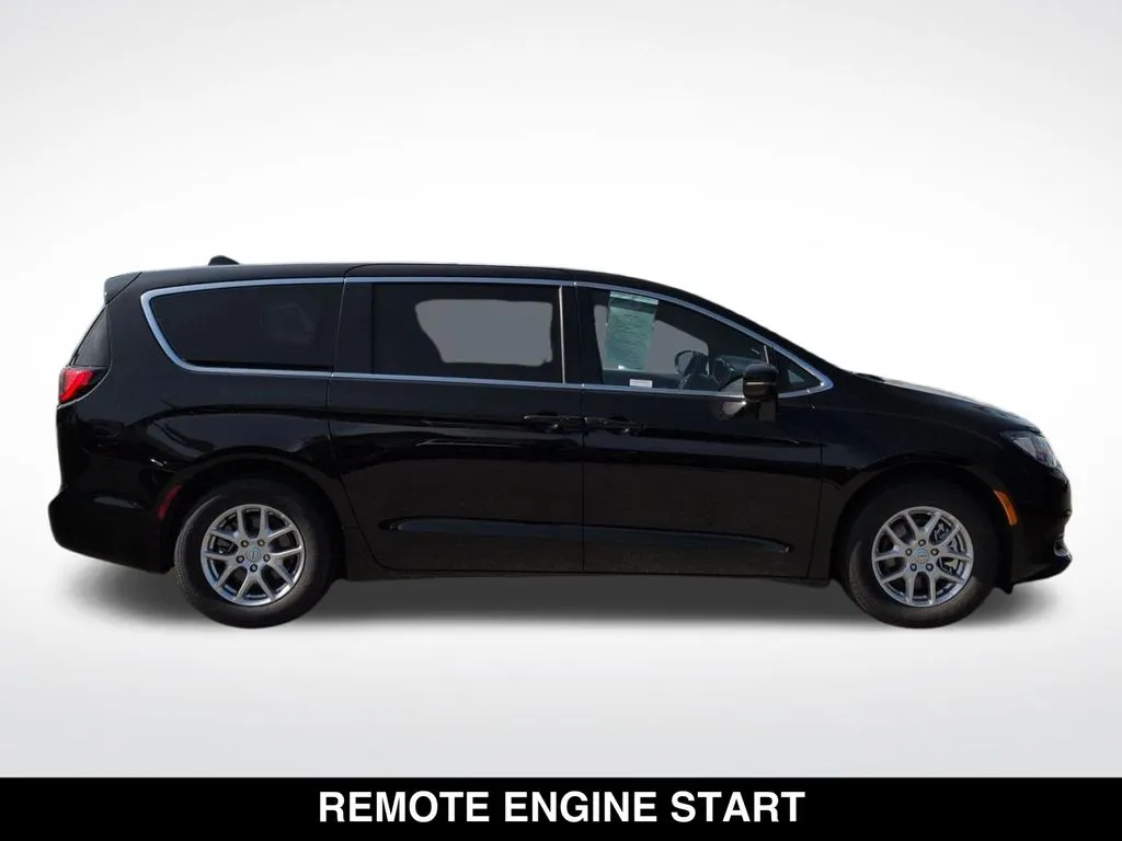 2026 Chrysler Voyager LX - Photo 5