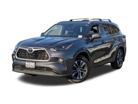 Gray 2022 Toyota Highlander XLE for sale in El Cajon, CA