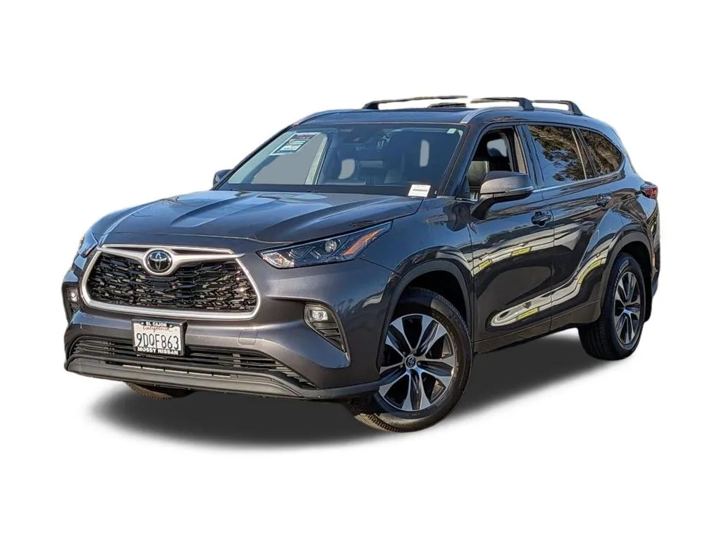 Gray 2022 Toyota Highlander XLE for sale in El Cajon, CA