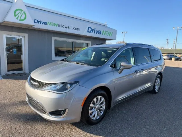 2019 Chrysler Pacifica Touring L's photo