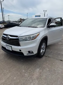White 2016 Toyota Highlander Limited V6 for sale in Wichita, KS