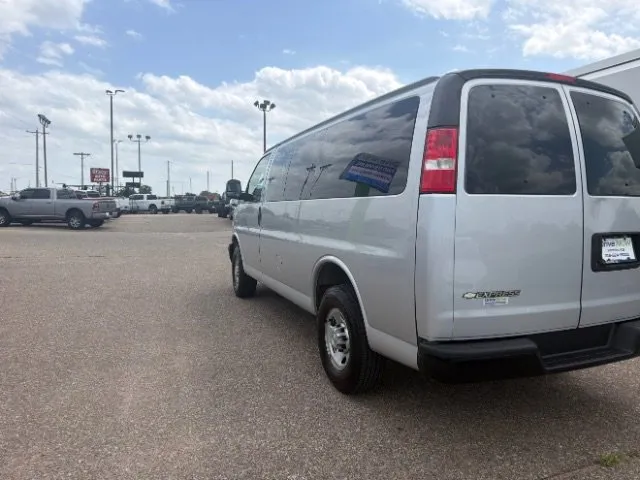 Chevrolet Express photo 3