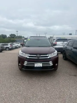 More photos of 2019 Toyota Highlander XLE at Drive Now Wichita, KS