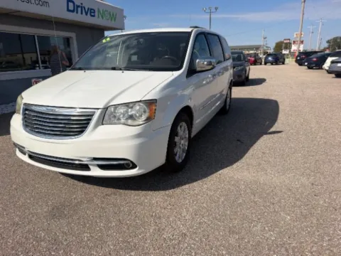 White 2011 Chrysler Town & Country Touring-L for sale in Wichita, KS