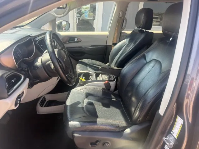 Chrysler Pacifica photo 12