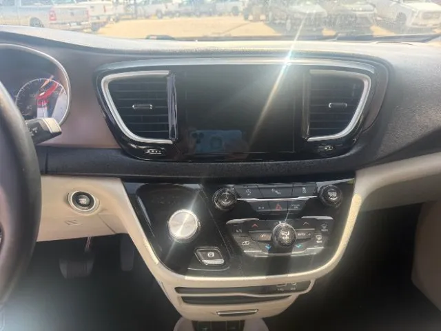 Chrysler Pacifica photo 13