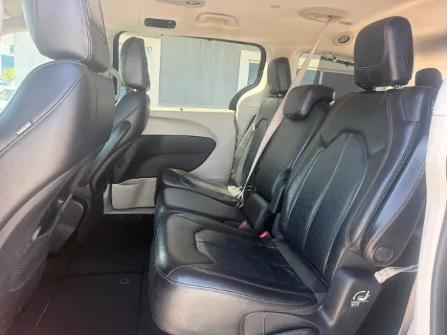 Chrysler Pacifica photo 11