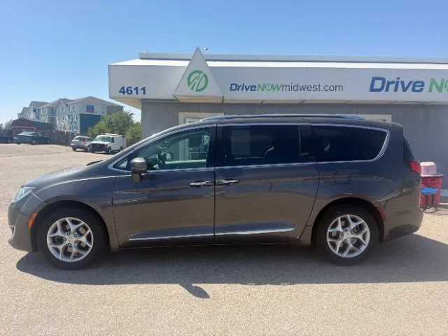 Chrysler Pacifica photo 2