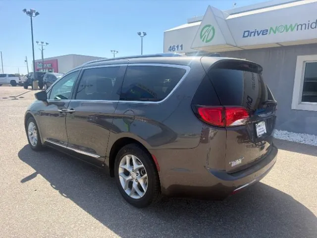 Chrysler Pacifica photo 3