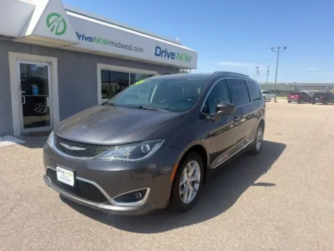 Gray 2018 Chrysler Pacifica Touring L for sale in Wichita, KS