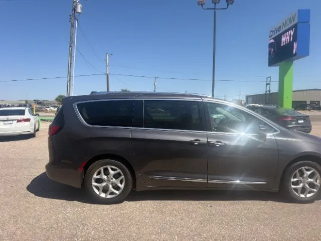 Chrysler Pacifica photo 6