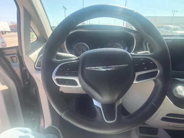 Chrysler Pacifica photo 14