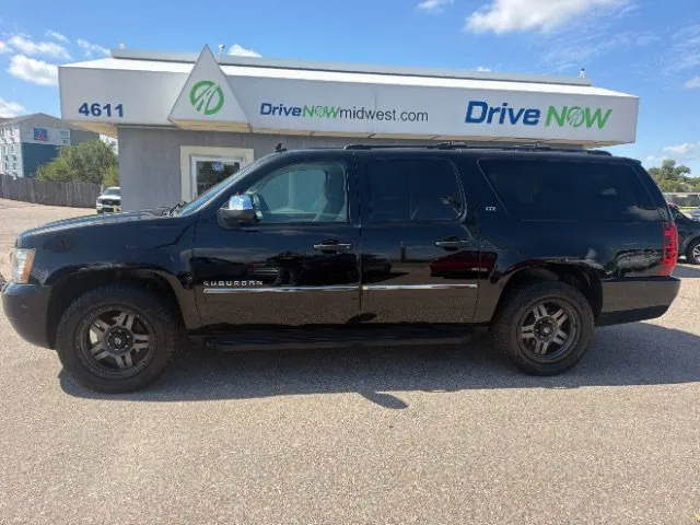 Chevrolet Suburban photo 2