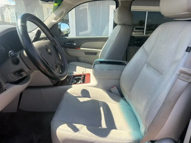 Chevrolet Suburban photo 11