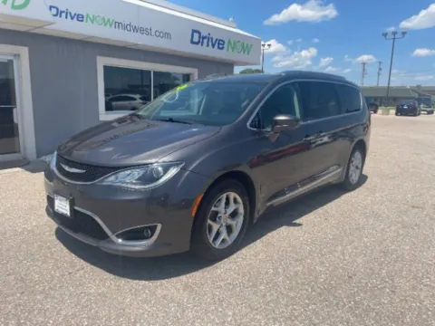 Gray 2018 Chrysler Pacifica Touring L for sale in Wichita, KS