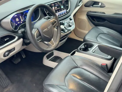 More photos of 2022 Chrysler Pacifica Touring L at Bonham Chrysler, TX