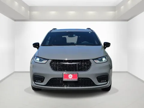 Photos of 2025 Chrysler Pacifica Limited for sale in Bonham, TX at Bonham Chrysler