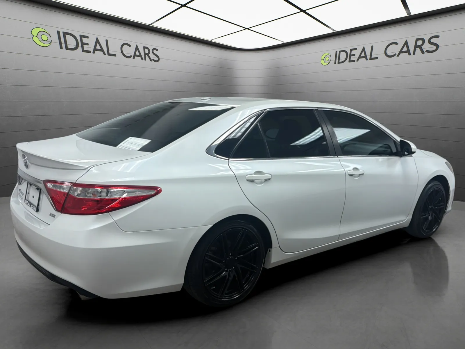 2017 Toyota Camry XSE - Photo 5